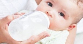 Trẻ sơ sinh bú sữa mẹ bị táo bón thì nên uống sữa gì?